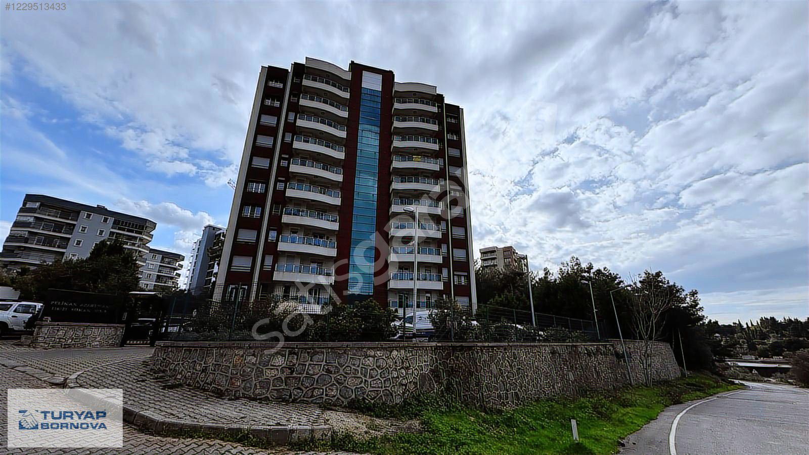 Bornova Evka 3 te Havuzlu Site İçerisinde 4+1 Kiralık Daire