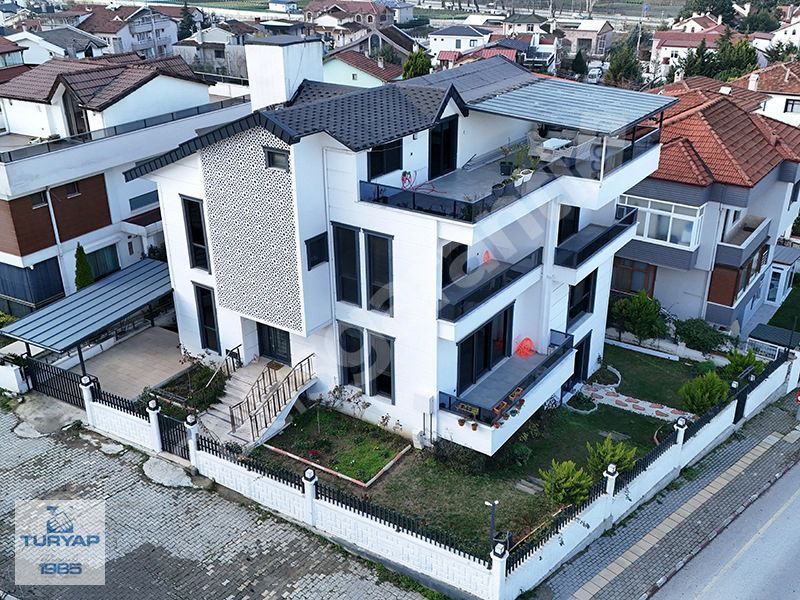 YALOVA ÖZDEN MAH.DE DENİZ MANZARALI İÇTEN ASANSÖRLÜ LÜKS VİLLA