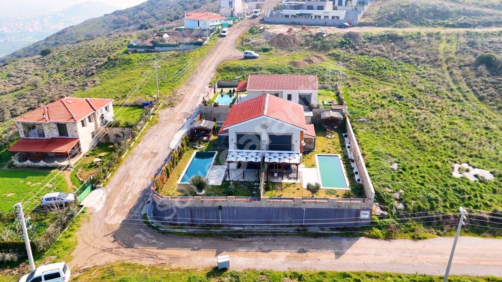 FOÇAKÖY YENİBAĞARASINDA MÜSTAKİL HAVUZLU SATILIK VİLLA
