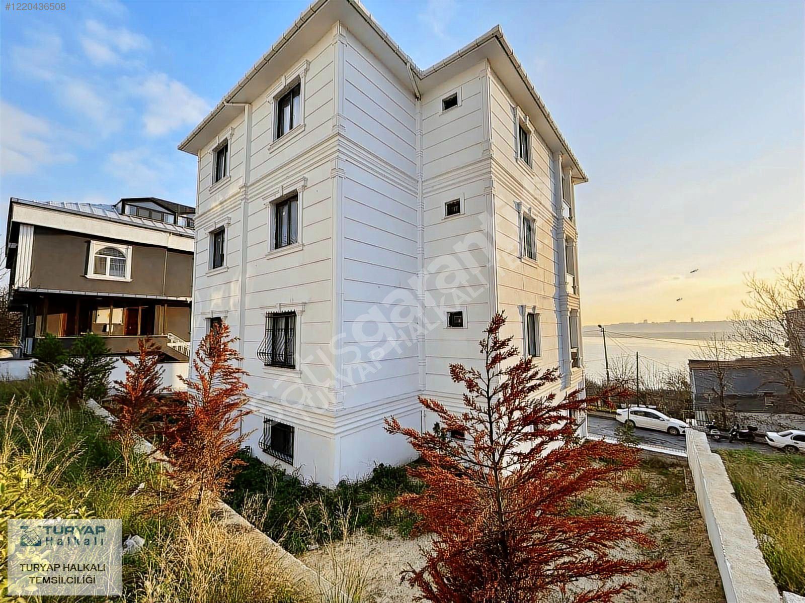 YARIMBURGAZ'DA GÖL MANZARALI, OTOPARKLI, 2+1 75m2 SATILIK DAİRE