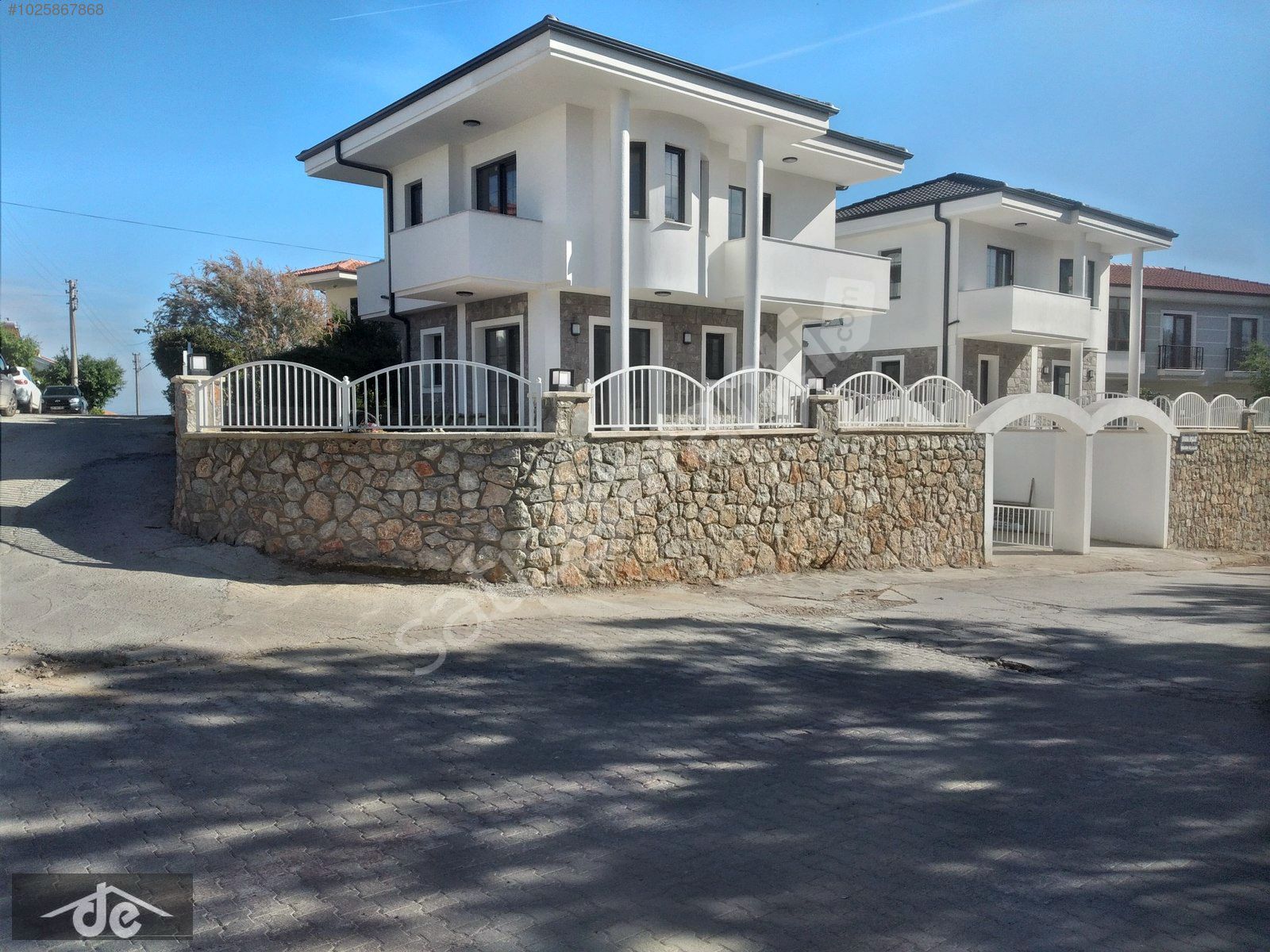 Merkezde müstakil garajlı ve müstakil bahçeli 3+1 villa