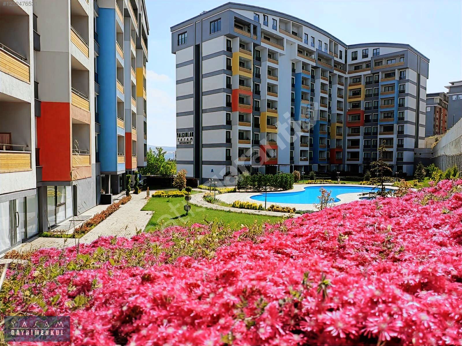 YAŞAM GAYRİMENKUL'DEN HAVUZLU SİTEDE 2+1 EŞYALI SATILIK DAİRE