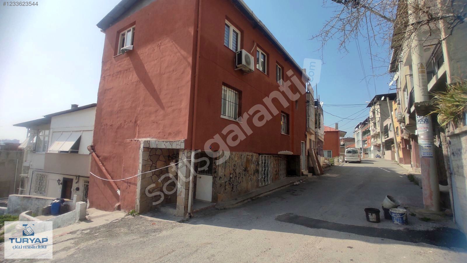 Bayraklı Yamanlar Mahallesi'nde 3 Katlı Satılık Bina