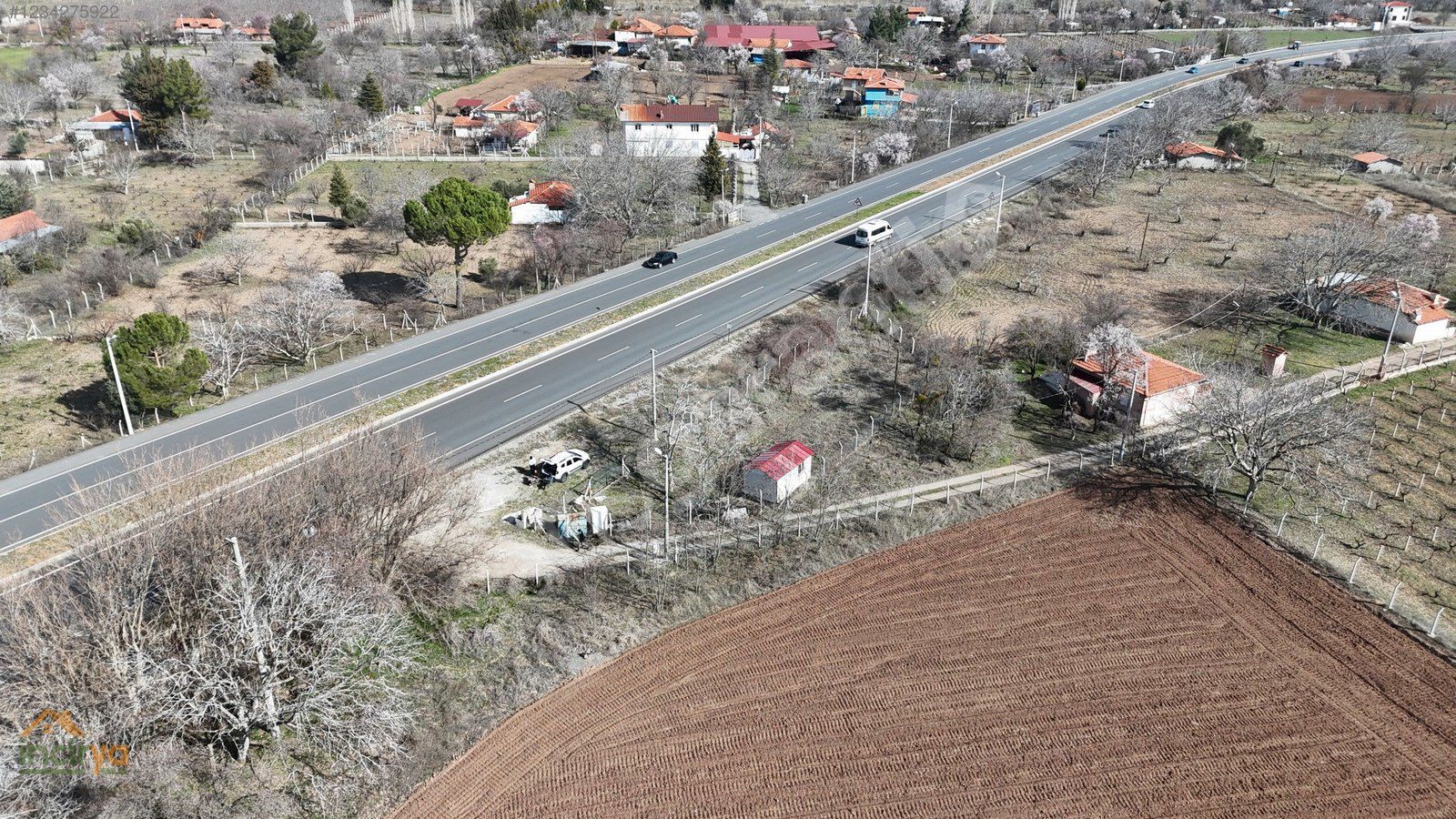 TAVAS KIZILCABÖLÜK YOL CEPHELİ ELEKTRİK SUYU HAZIR HOBİ BAHÇESİ