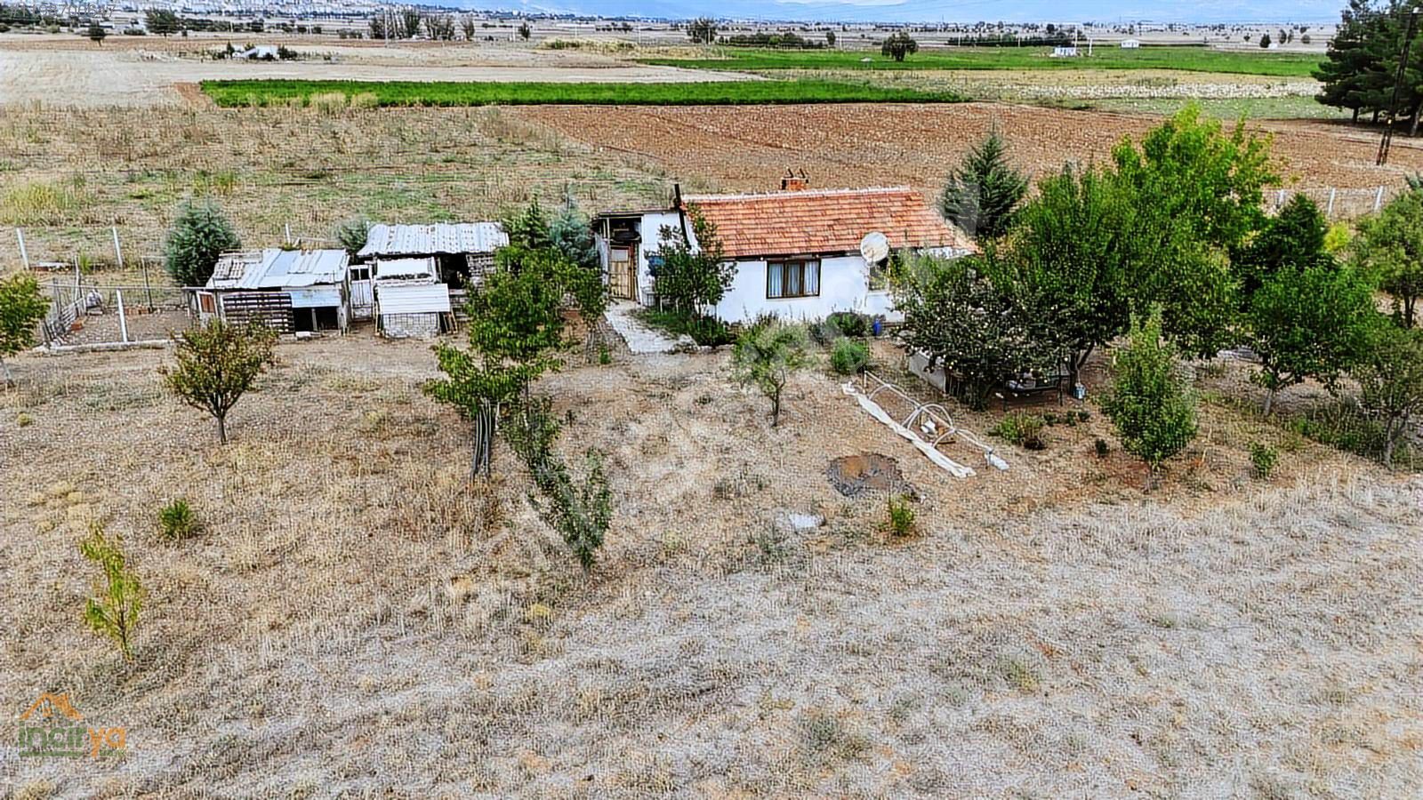 ACIPAYAM'DA ANAYOLA ÇOK YAKIN İÇİNDE KÖYEVİ OLAN 8591m2 ARAZİ