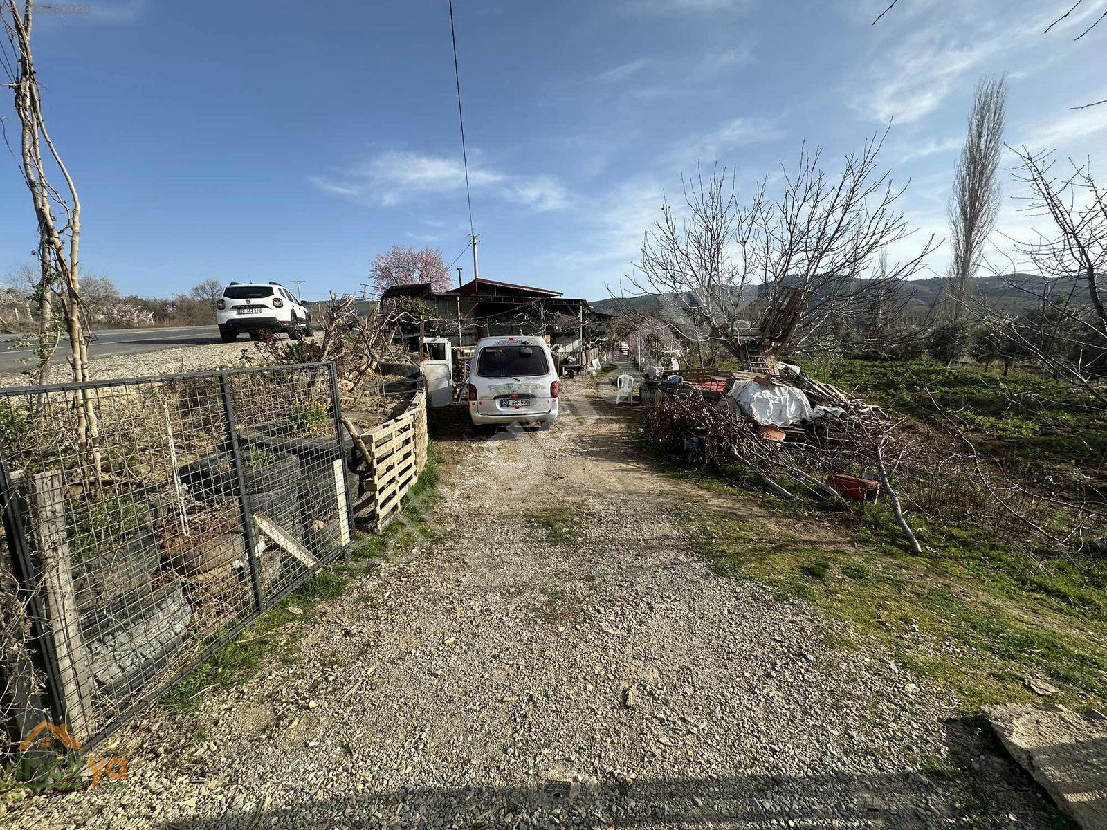 TAVAS SEKİ MAHALLESİNDE ANAYOL ÜZERİ GENİŞ ARAZİLİ MÜSTAKİL EV