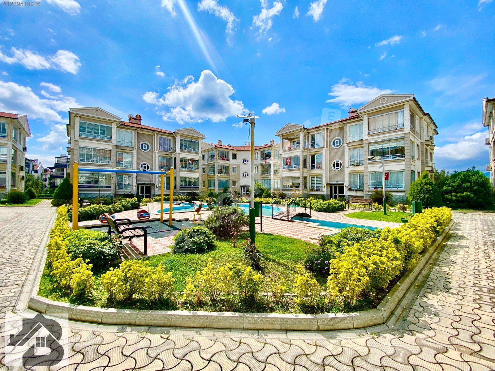 ⫸AKÇAY BEST EMLAK⫷ HAVUZLU BAHÇE EVLERİNDE GÜVENLİKLİ 3+1 DAİRE