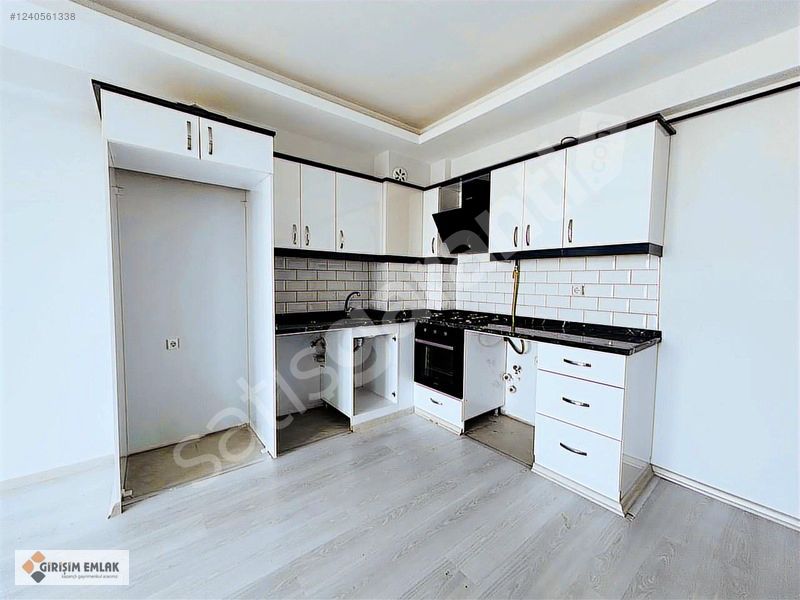 ATAKUMDA TRAMVAYA CEPHE BİNADA SATILIK DAİRE