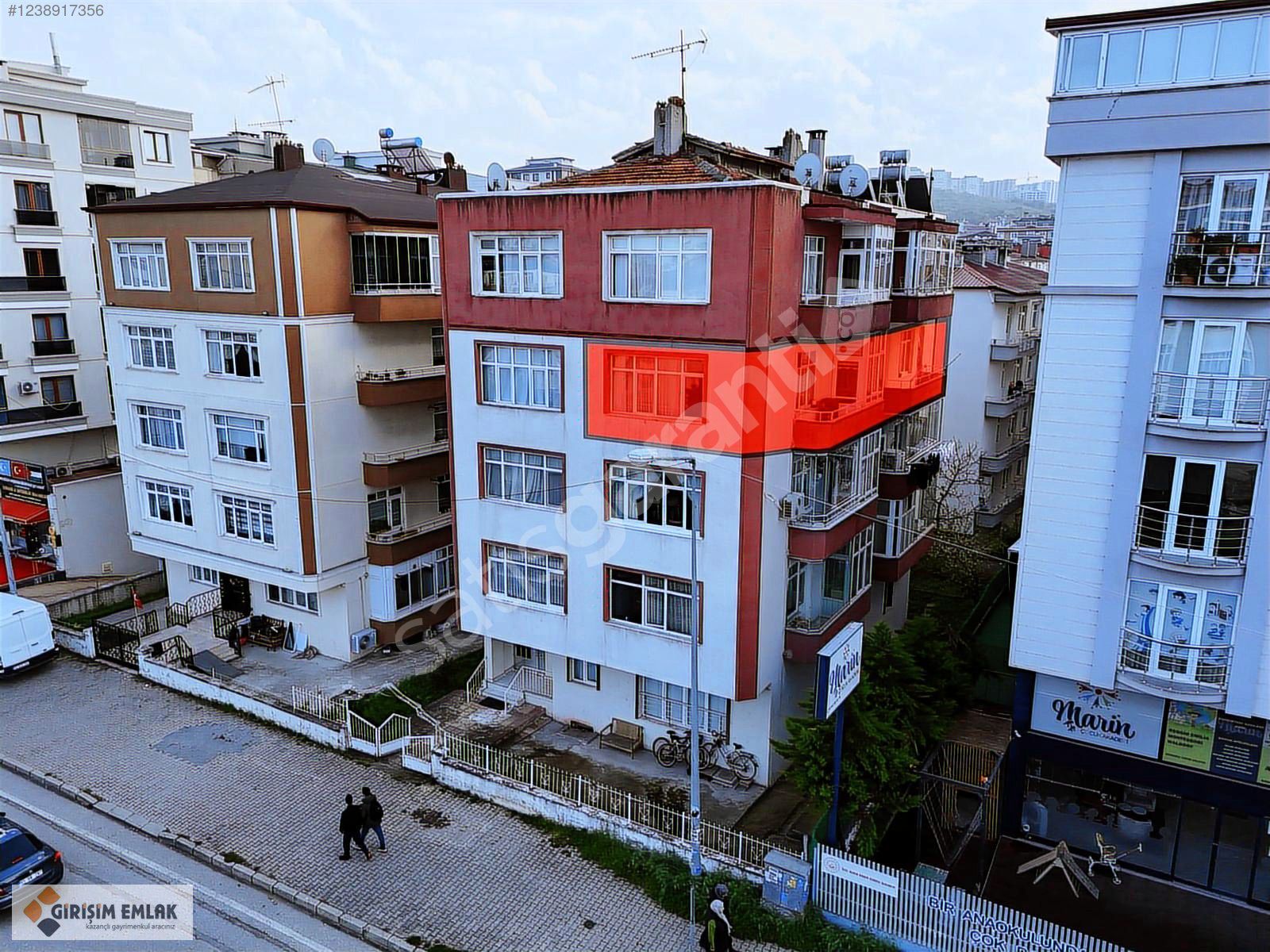 ÖMÜREVLERİNDE TARMVAYA CEPHE SALON MUTFAK AYRI SATILIK DAİRE