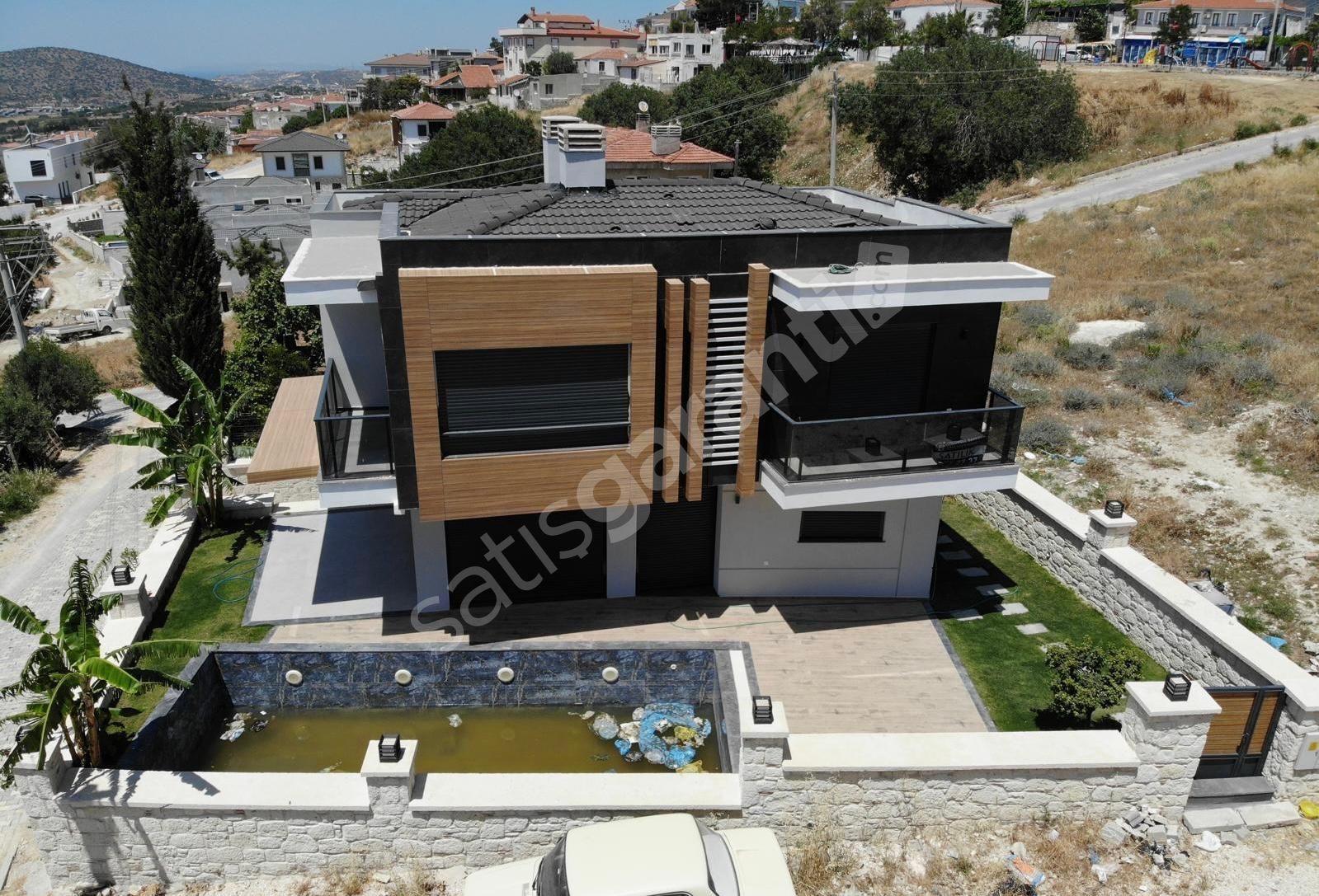 ÇEŞME OVACIKTA MÜSTAKİL HAVUZLU DENİZ MANZARALI LÜKS VİLLA