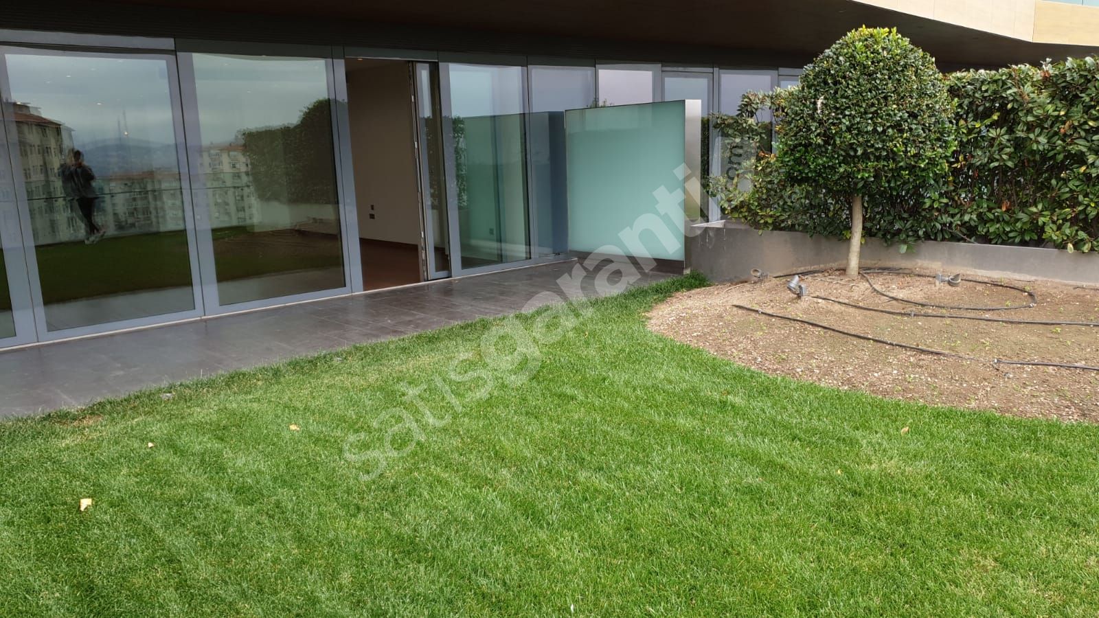 ZORLU CENTER TERAS EVLERDE 150 M2 KİRALIK BAHÇELİ OFİS