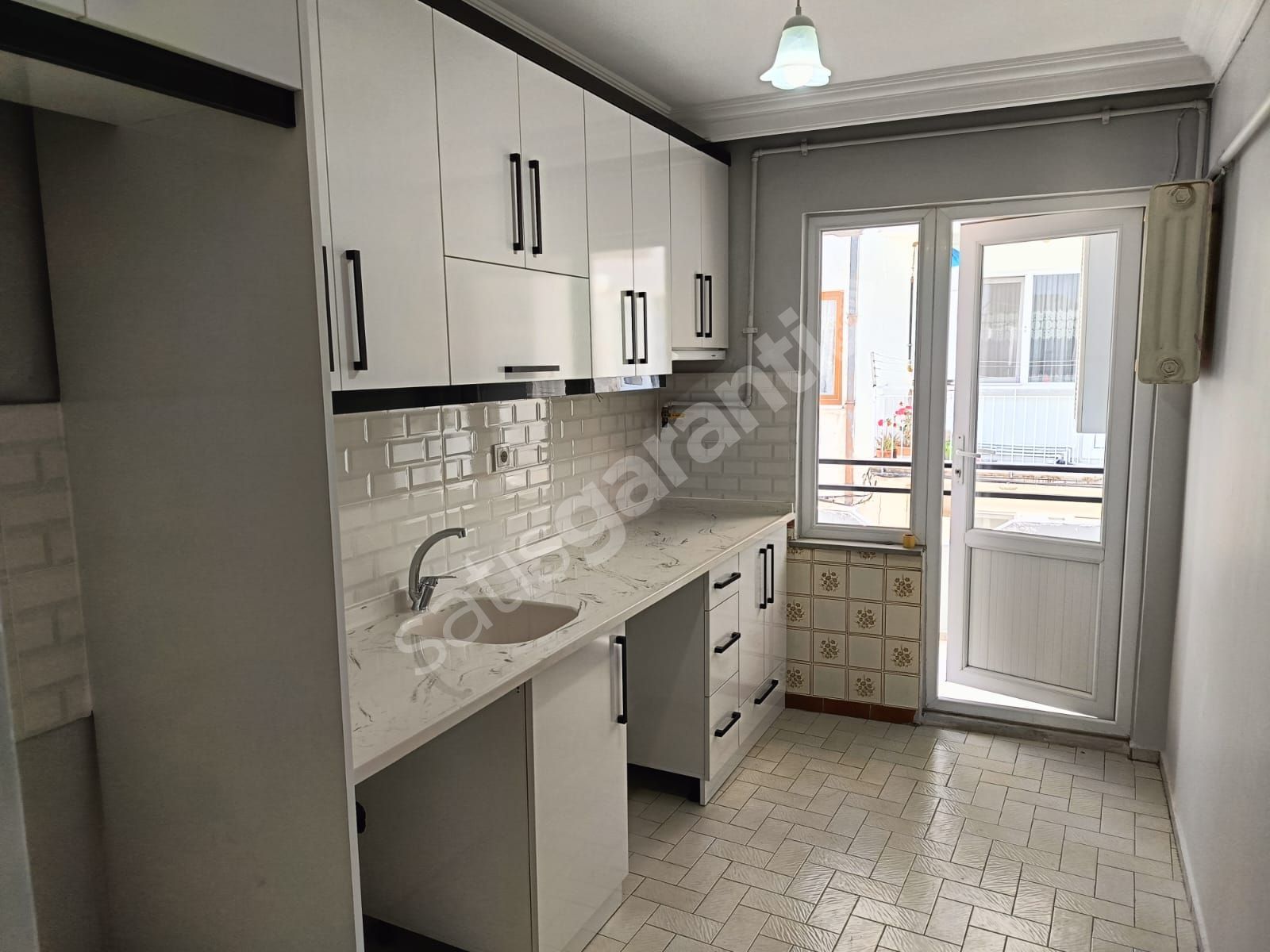 Bursa Şehreküstü Ahmetpaşa mhde yenilenmiş satılık 3+1 daire