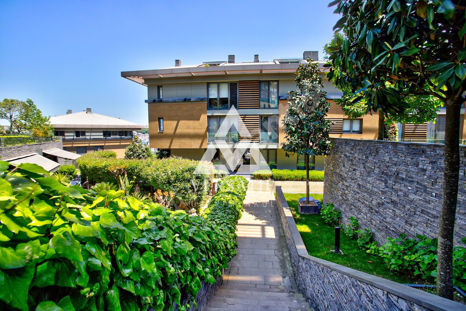 L'ist İstinye Suites Kiralık Muhteşem  4+1 Bahçe Dubleksi