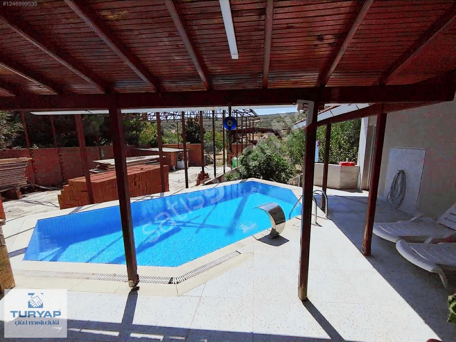 Aliağa Helvacılar'da 9300 m2 Alan İçerisinde Satılık Çiftlik