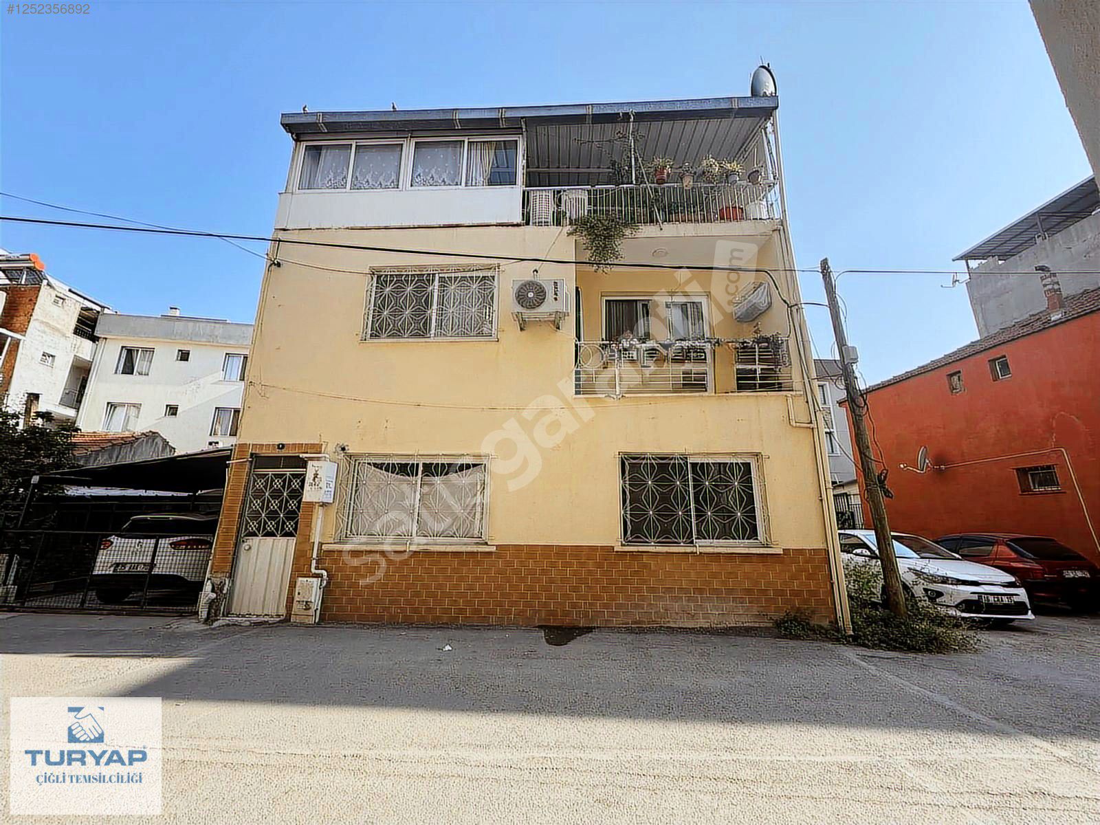 Çiğli Yenimahalle'de Satılık 3 Katlı Bina