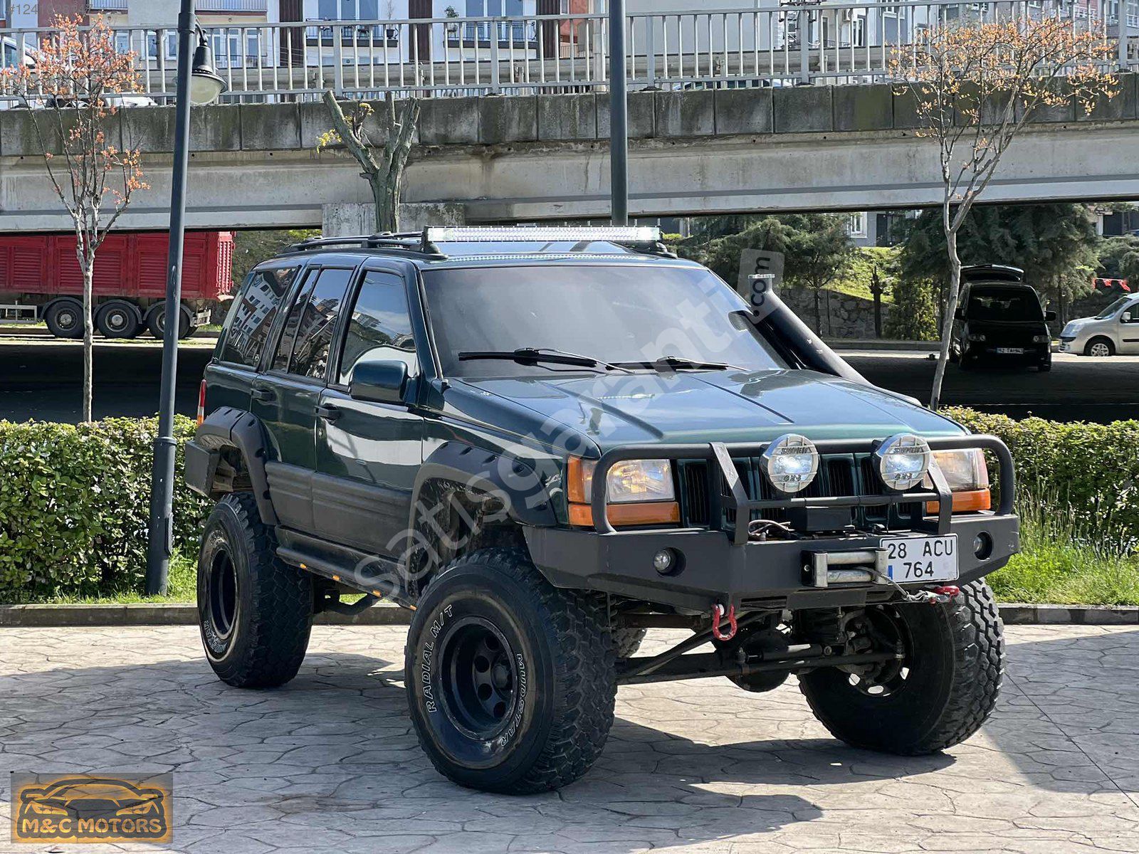 M&C MOTORS'DAN GRAND CHROKEE 5.2 V8 SUNROOF/ÖN KİLİT/4X4