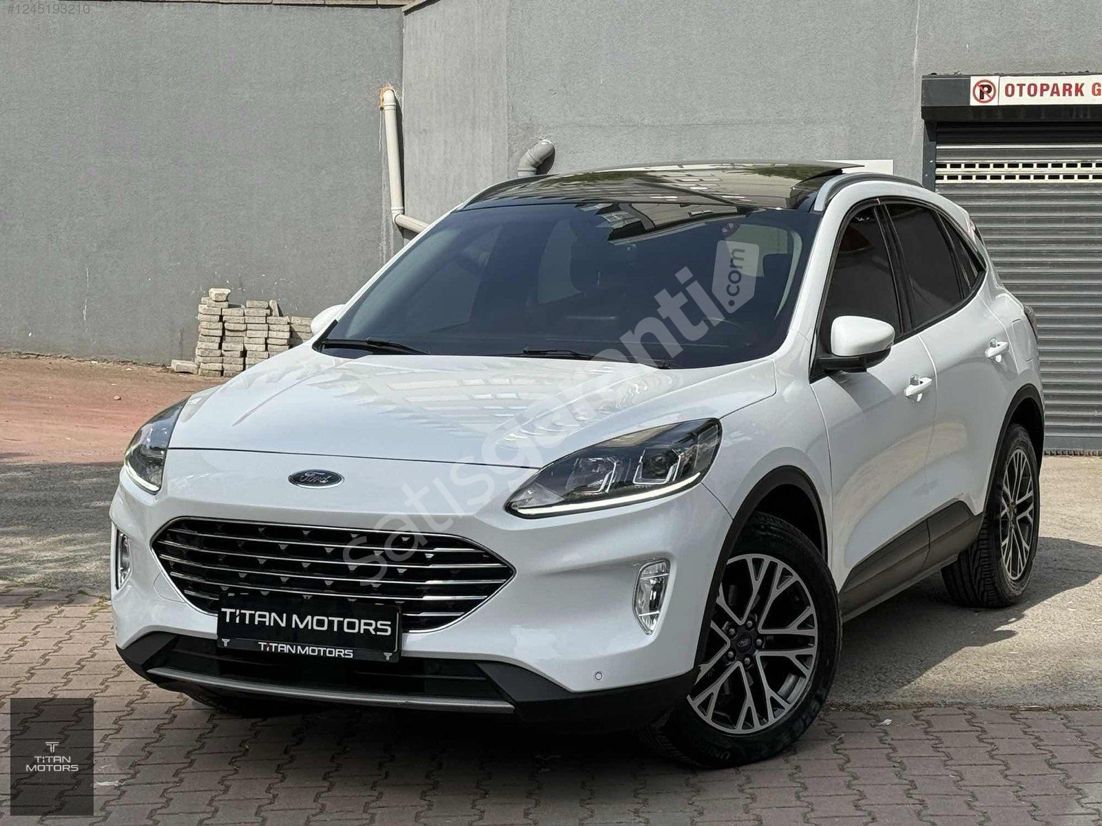 TİTAN MOTORS YETKİLİ SRVS BKMLI 68 BİN KM CAM TAVANLI FORD KUGA