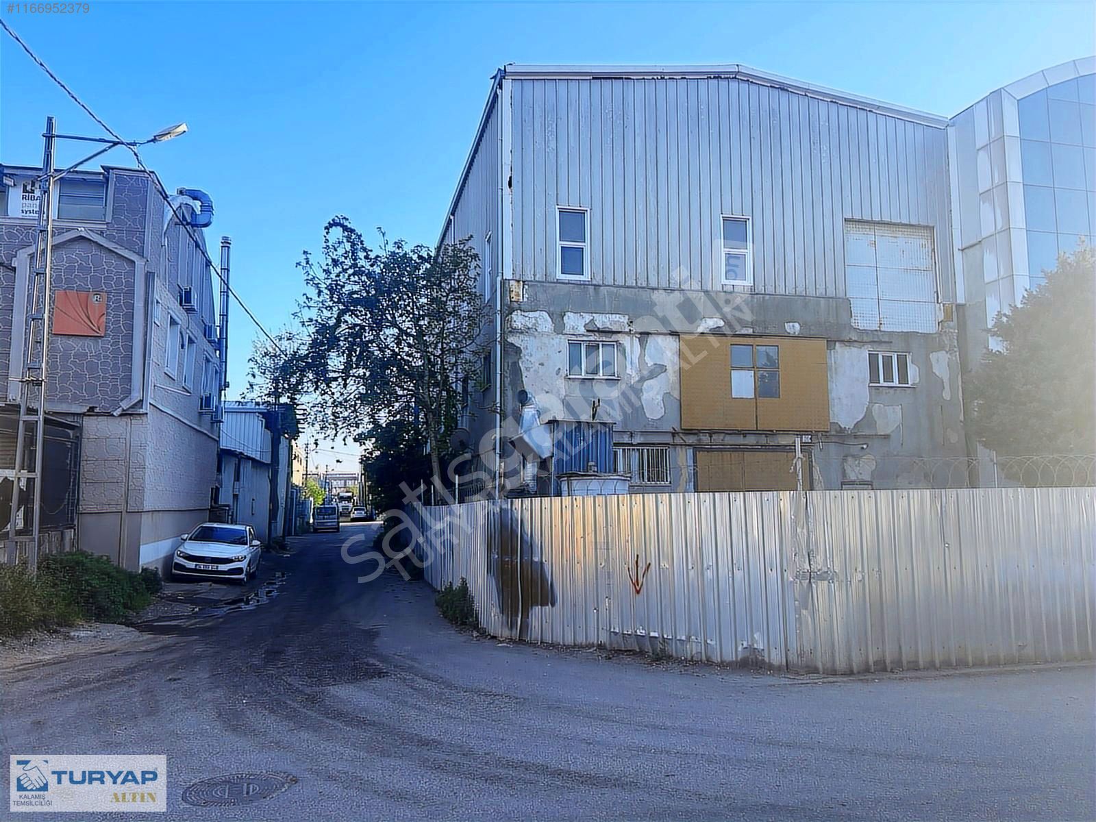 Sanayi Caddesi Üzerinde Satılık 1000 m2 Fabrika