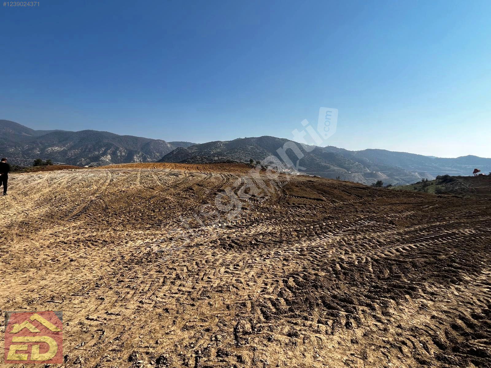 DAĞCI EMLAK YENİCEKENTTE SATILIK 24400 M2 KOMPLE TESVYELİ ARAZİ