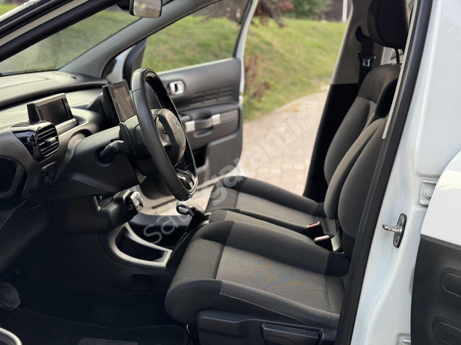 SELEK MOTORS C4 CACTUS 1.6 HDİ SHİNE CAM TAVAN GERİ GÖRÜŞ FIRSAT