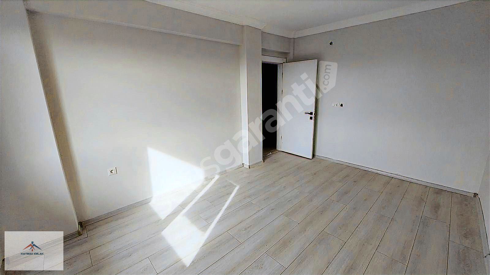 ÇARŞIYA,OKULLARA YAKIN SIFIR 3. KAT SATILIK DAİRE