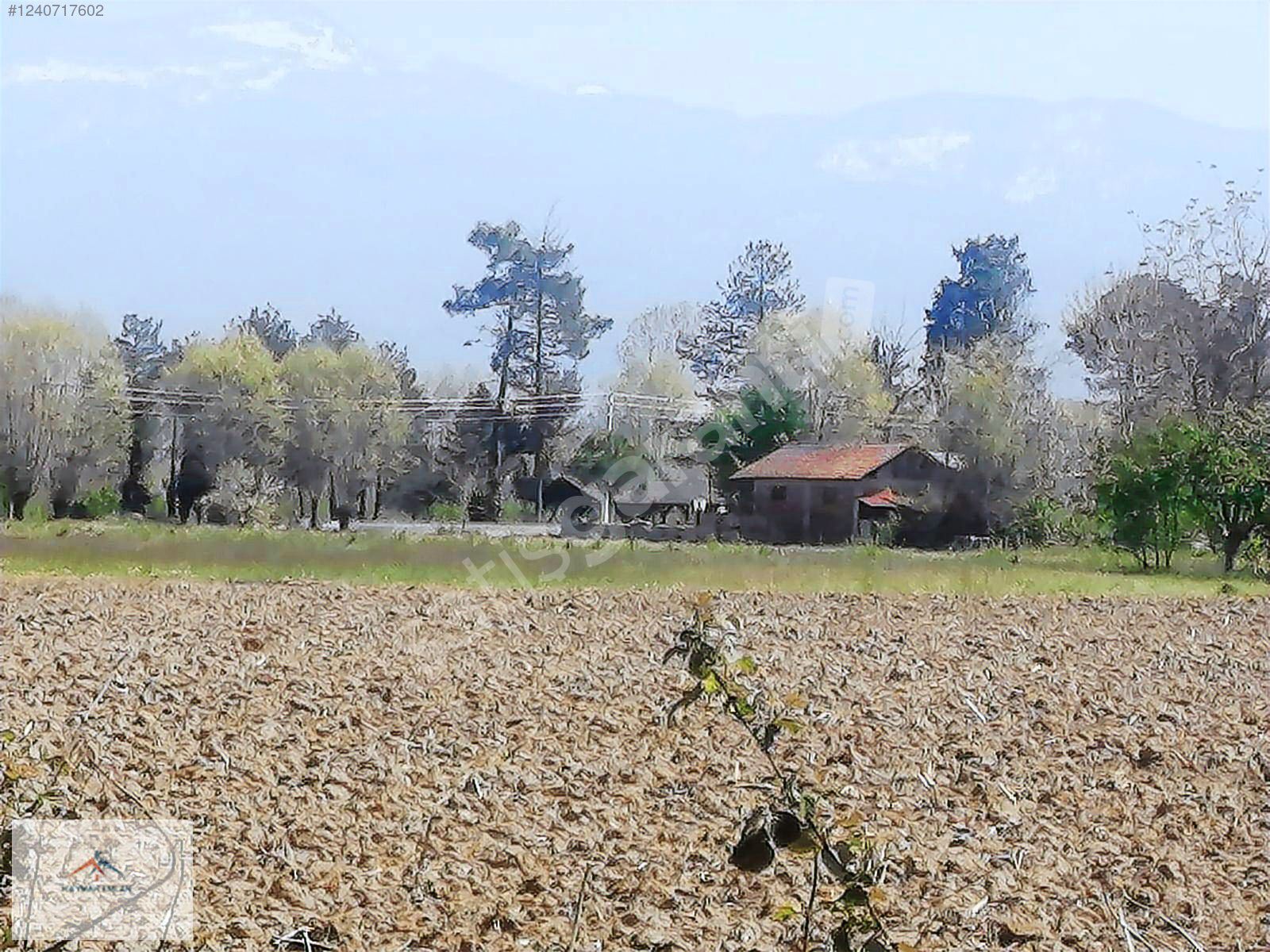 EVLERE İMAR SINIRINA YAKIN YOLU MEVCUT SATILIK ARAZİ