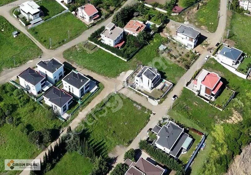 VİLLALAR BÖLGESİ İKİ YOLA CEPHE 526 M2 SATILIK ARSA