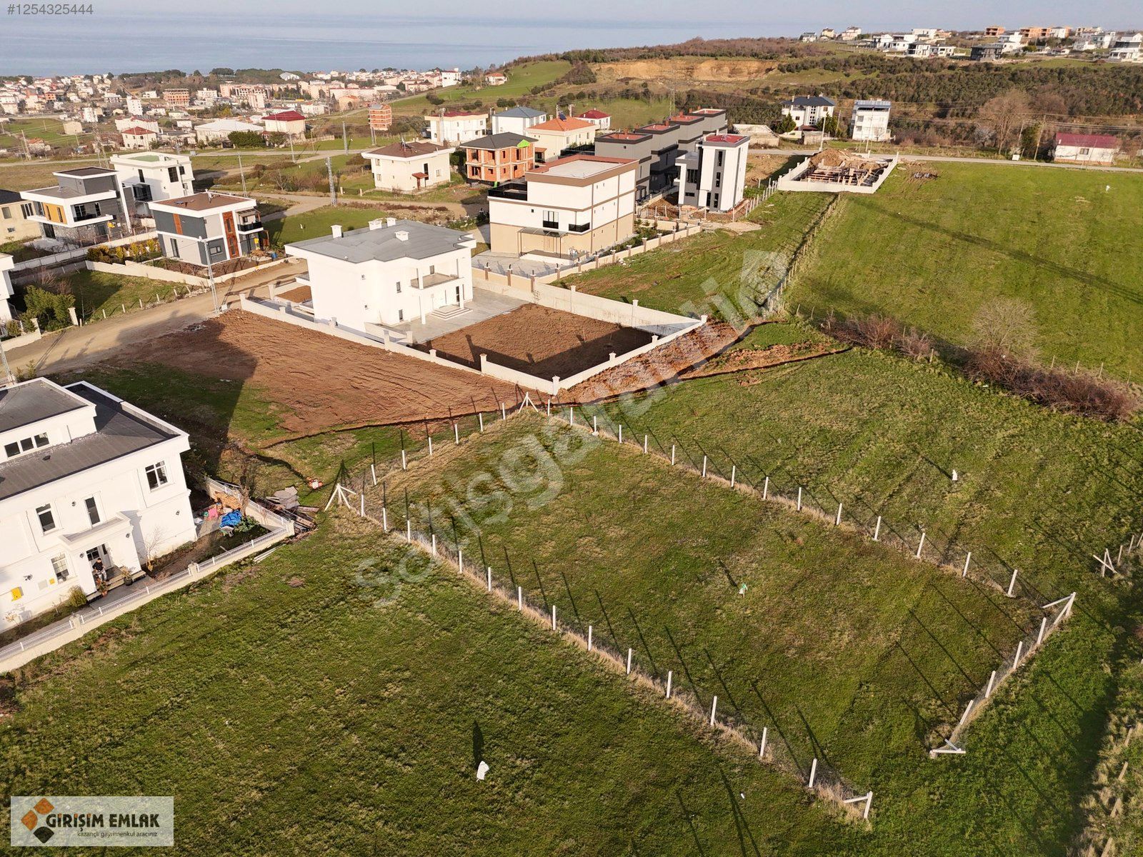VİLLALAR BÖLGESİNDE 3 KAT İMARLI 692 M SATILIK ARSA