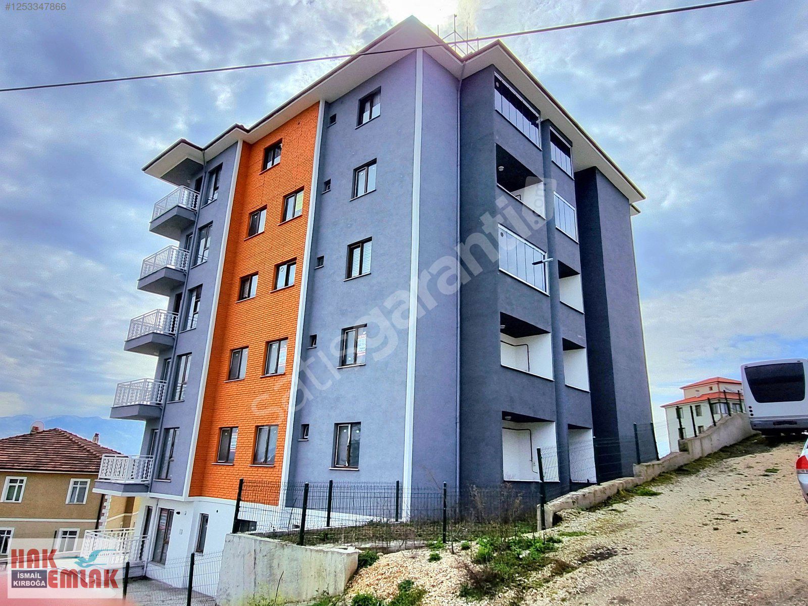 Hak Emlak'tan Üniversite'de Sakin lokasyonda Kiralık 3+1 Daire