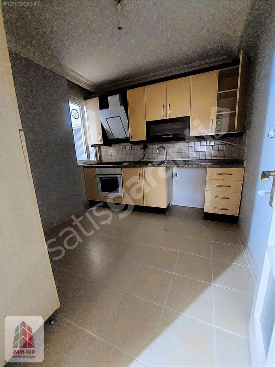 EYÜPSULTAN RAMİ İTFAİYE KARŞISINDA YARI BODRUM KAT SATILIK DAİRE