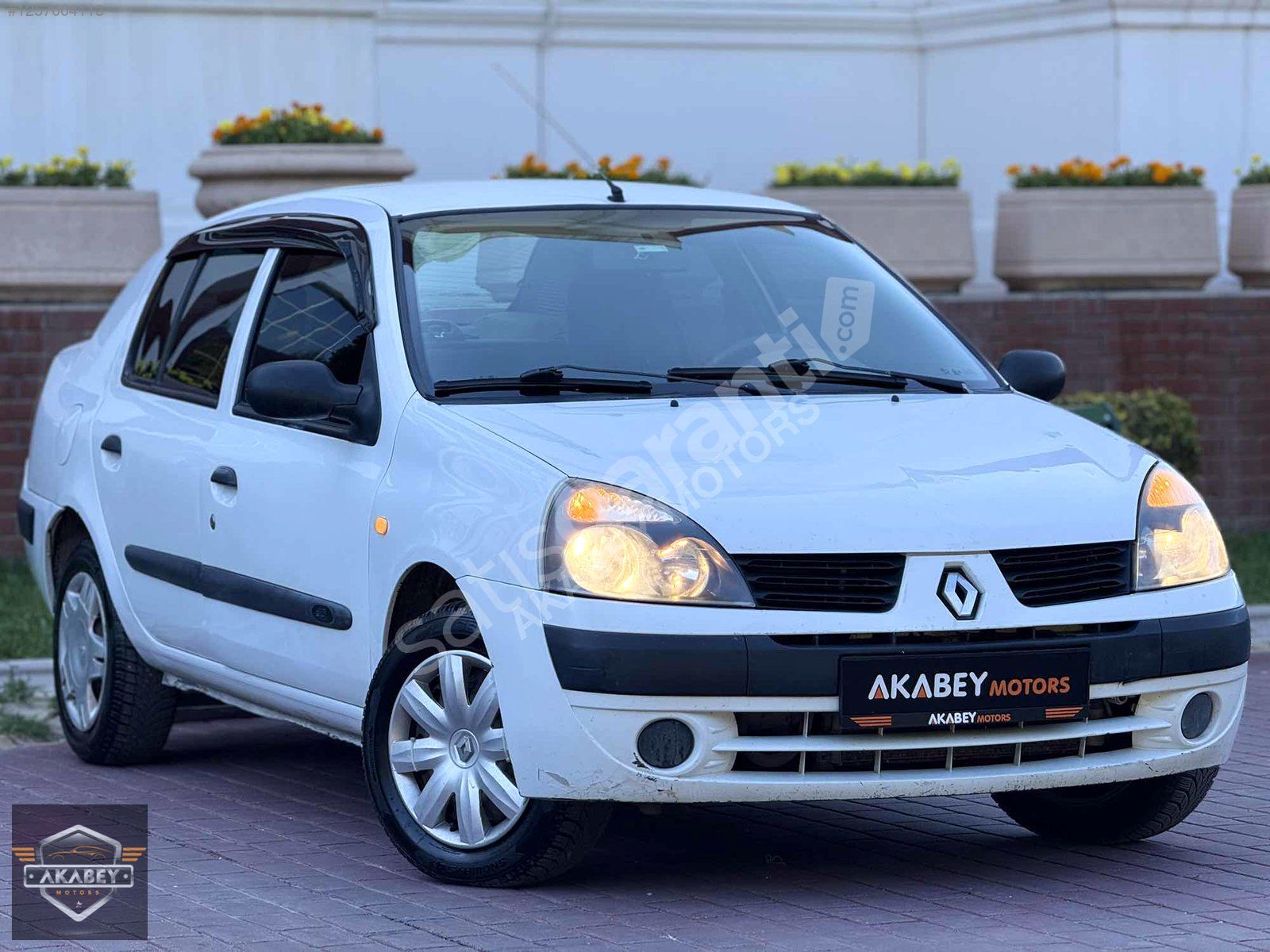 AKABEY MOTORS'DAN 1.5 DCİ EXPRESSİON RENAULT CLİO DEĞİŞENSİZ