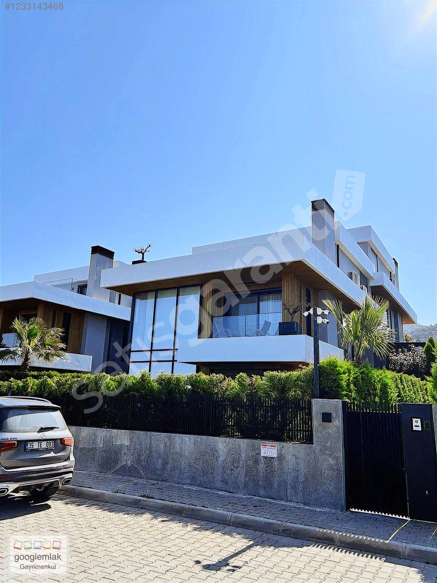 HAVUZLU VİLLA