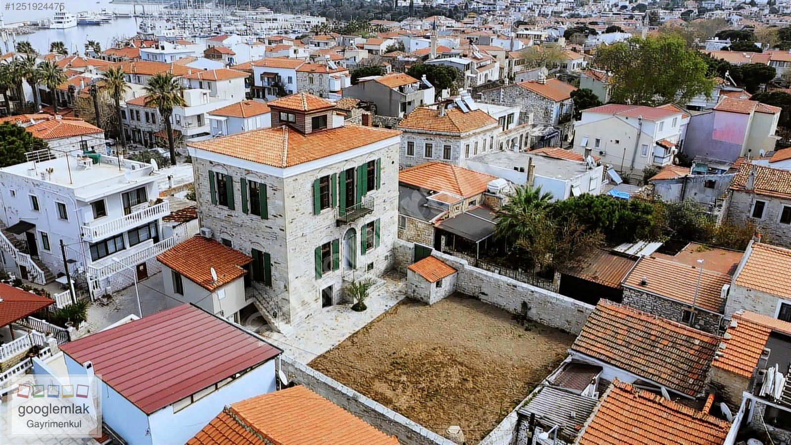 Foça 360 m2 Kapalı Alan 280 m2 Bahçe 9 Odalı Taş Satılık Otel