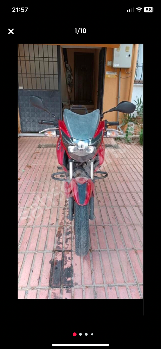 motorbisiklet tertemiz  garajda  yatıyor