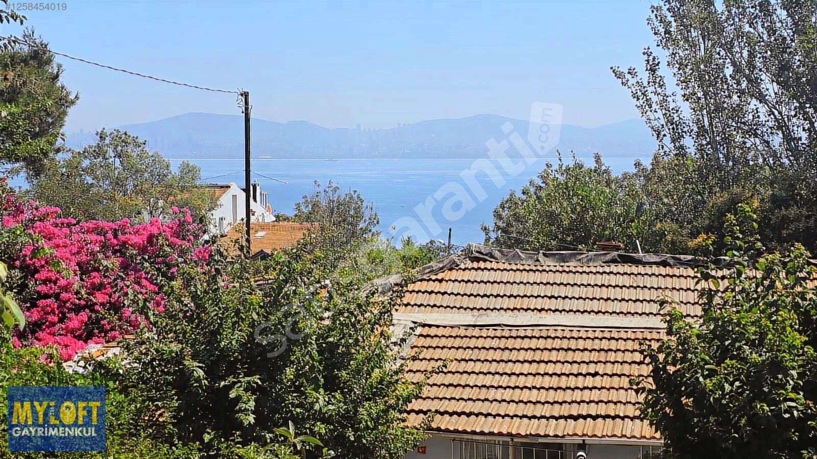 KINALIADA DA İÇİNDE 2 ADET EVİ VE 1 ADET İŞYERİ OLAN 377M2 ARSA