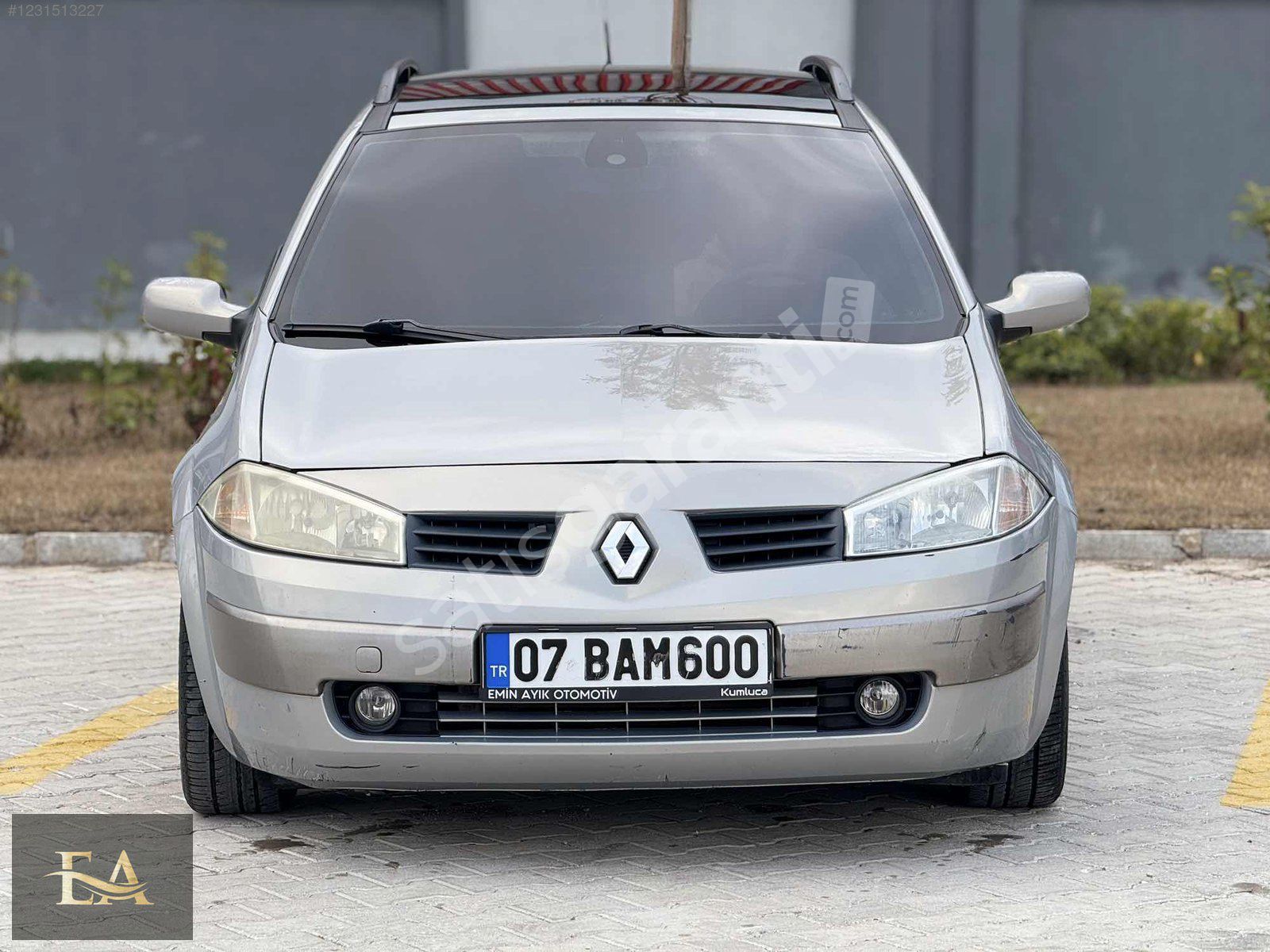 EMİN AYIK OTOMOTİV DEN CAM TAVANLI DEĞİŞENSİZ MEGANE