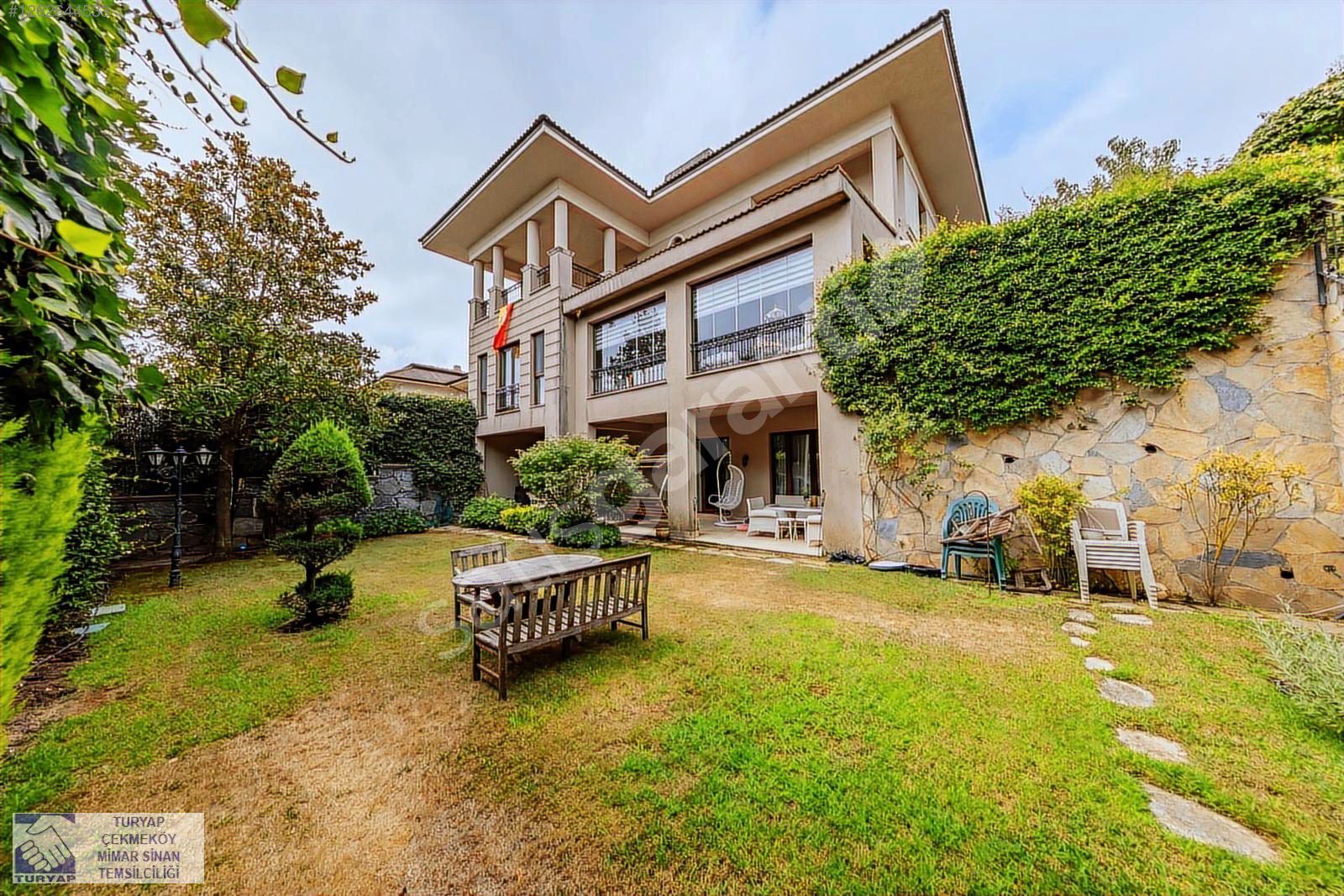 MAHİR'den ÇEKMEKÖY SATILIK GREENİUM HAVUZ ASANSÖR 638M2 VİLLA