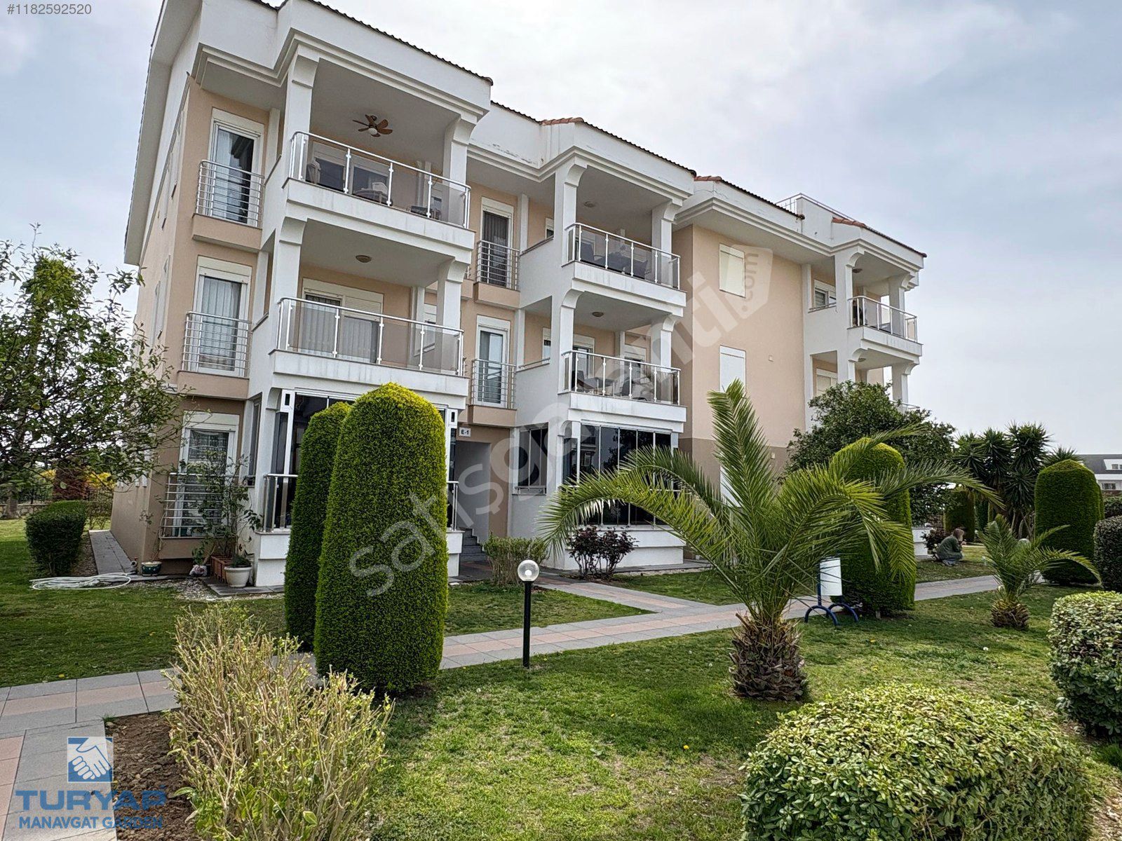 Side Bölgesinde Site İçerisinde Havuzlu Satılık Daire