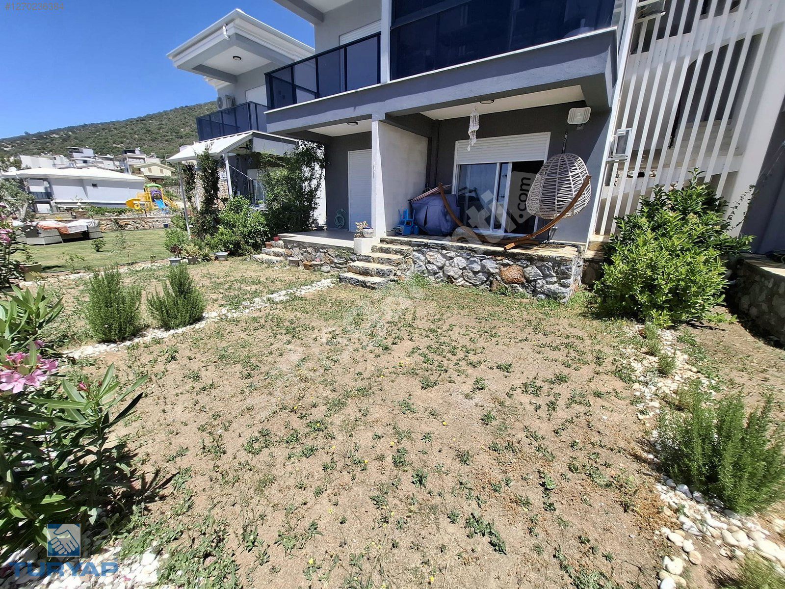 AKBÜK'TE HAVUZLU SİTEDE - BAHÇELİ 1+1 SATILIK DAİRE