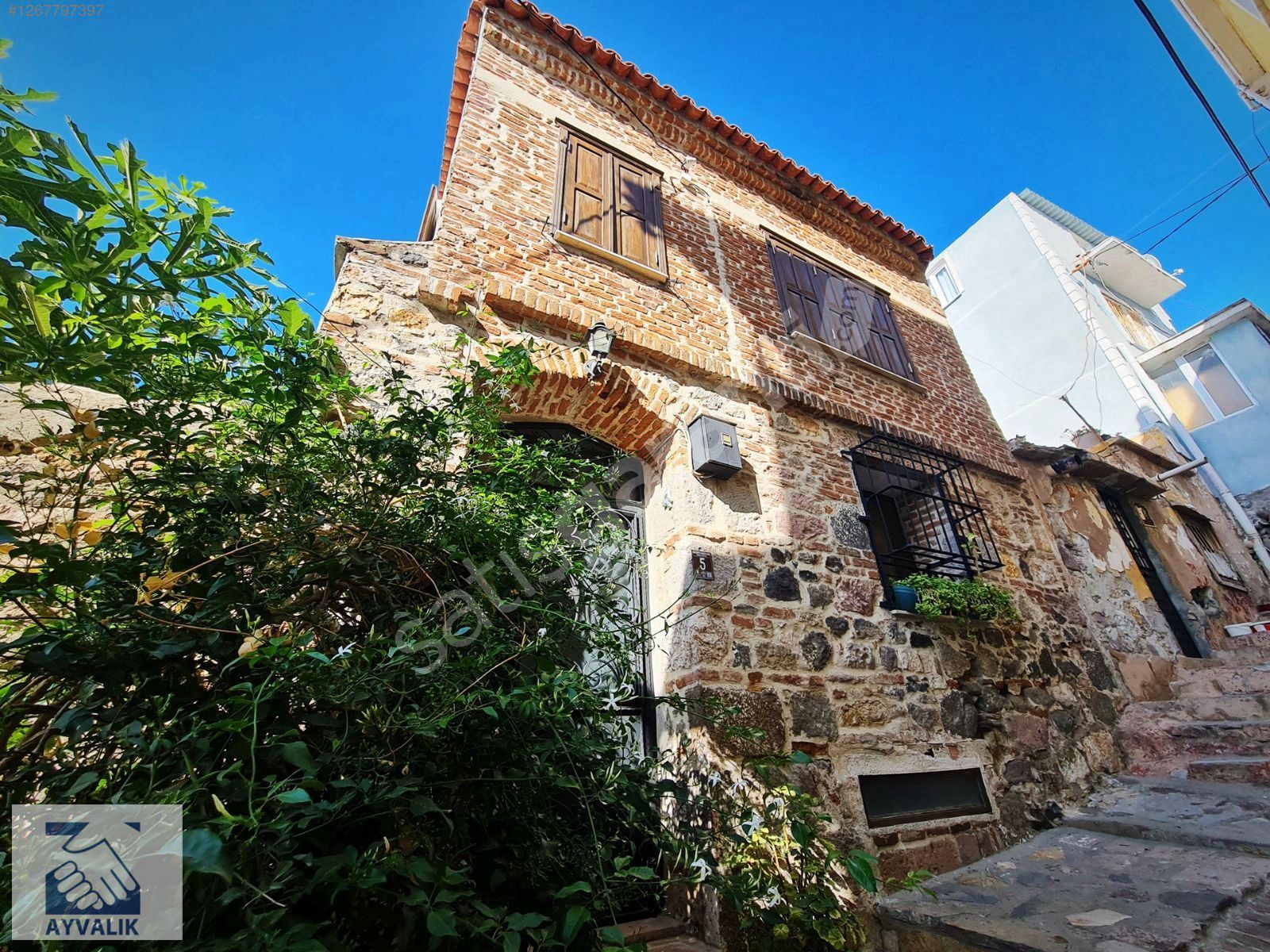 Turyap Ayvalık'tan Deniz Manzaralı Satılık Tarihi Rum Evi