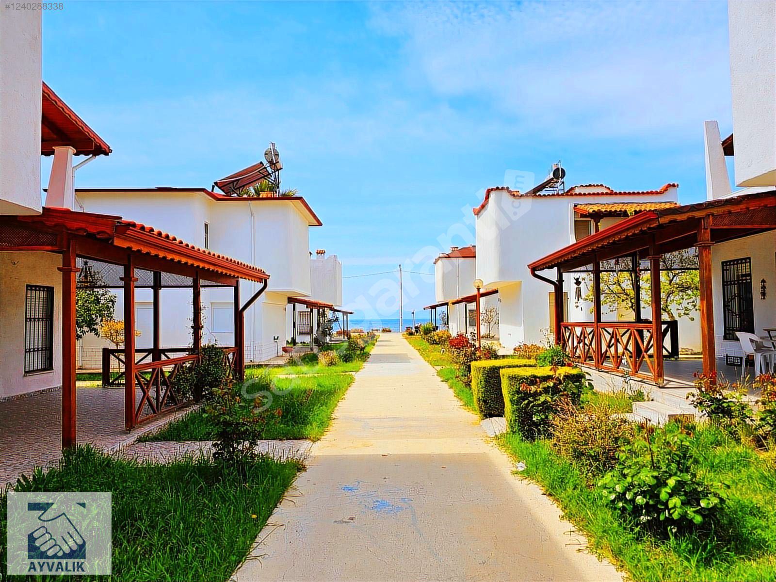 TURYAP AYVALIK' tan Denize sıfır site İçerisinde Villa.