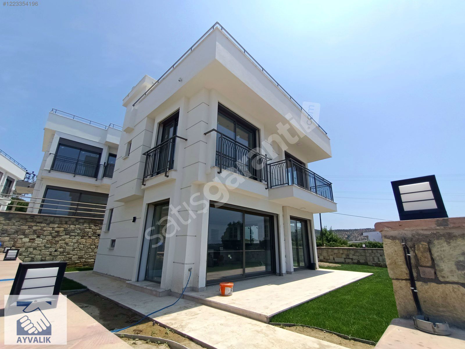 Turyap Ayvalık'tan manzaralı köşe konumlu villa