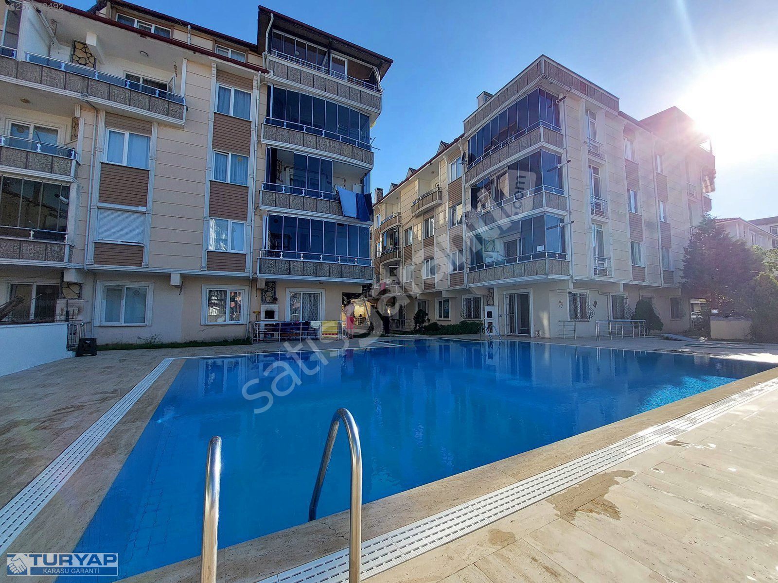 MERKEZİ KONUMDA HAVUZLU SİTEDE KOMBİLİ ARAKAT SATILIK 2+1