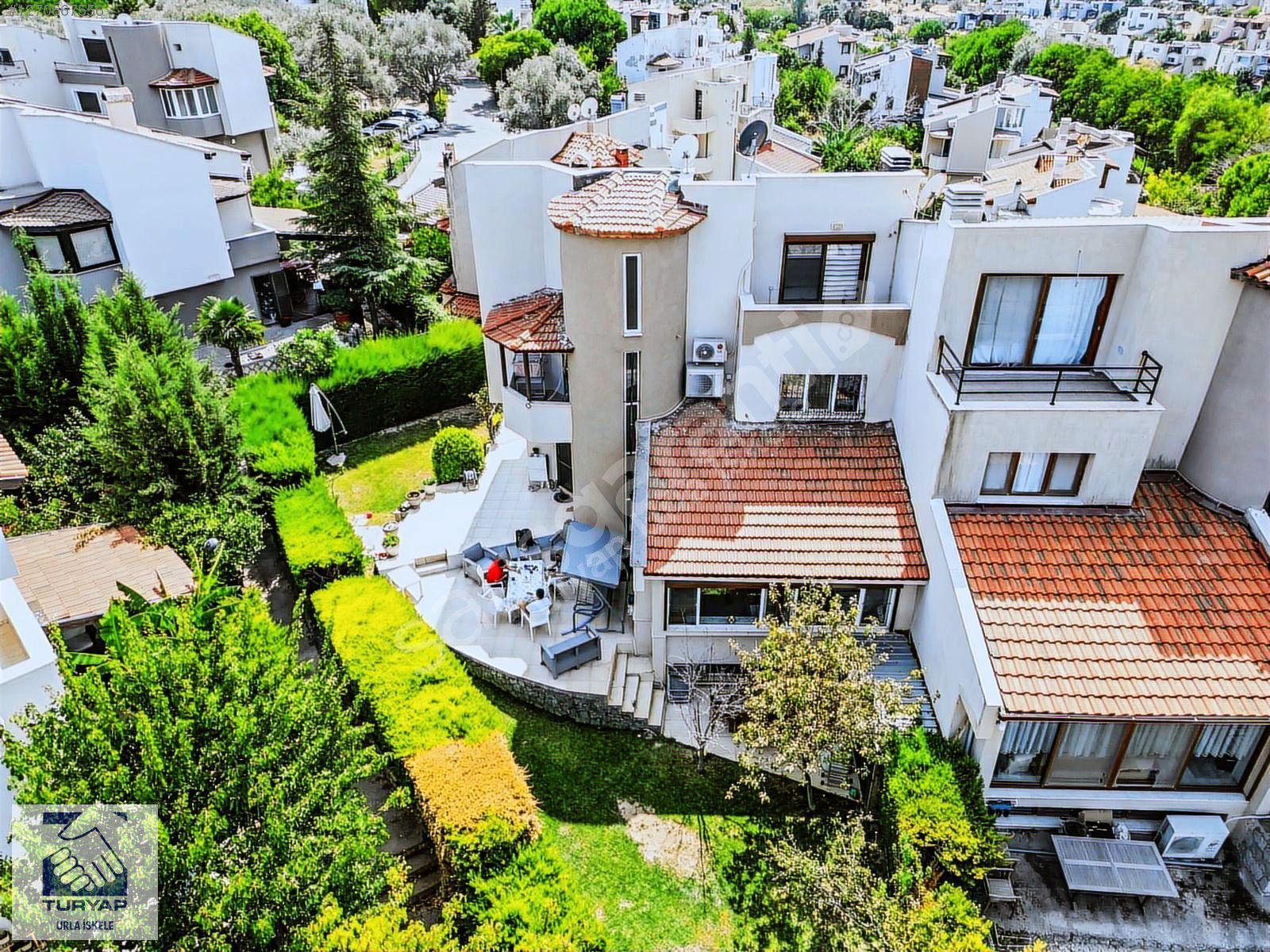 URLA BİNKONUTLARDA HAVUZLU, DOĞA MANZARALI MUHTEŞEM EV..!