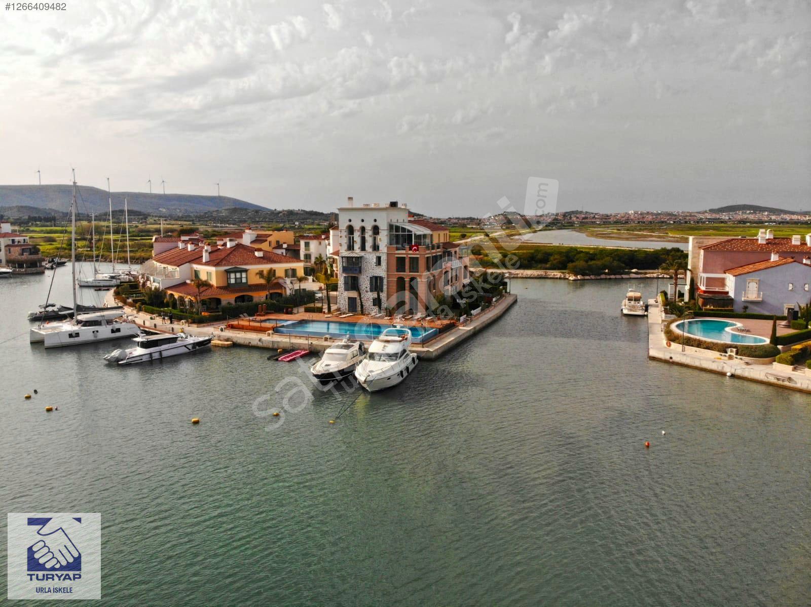 ALAÇATI PORT'TA ÖNÜNE TEKNE BAĞLAYABİLECEĞİNİZ 4+1 VİLLA