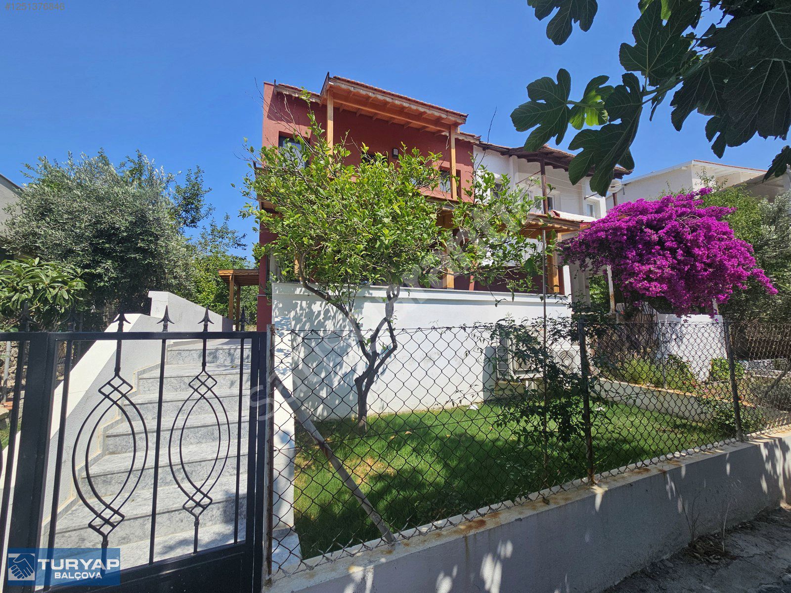 ILICA PLAJINA ve ALAÇATI ÇARŞIYA YAKIN 3+1 SATILIK DUBLEKS VİLLA