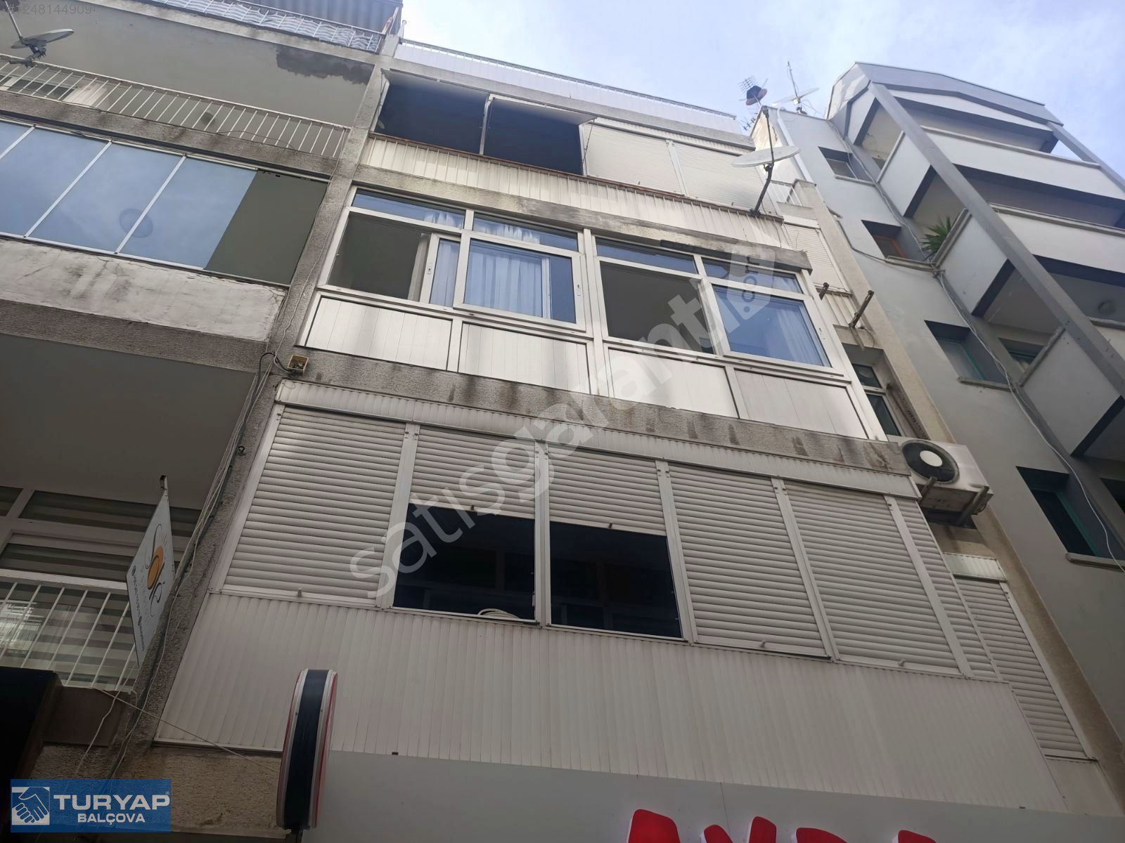 KARŞIYAKA DONANMACI'DA FERAH VE 2 BALKONLU SATILIK 2+1 DAİRE