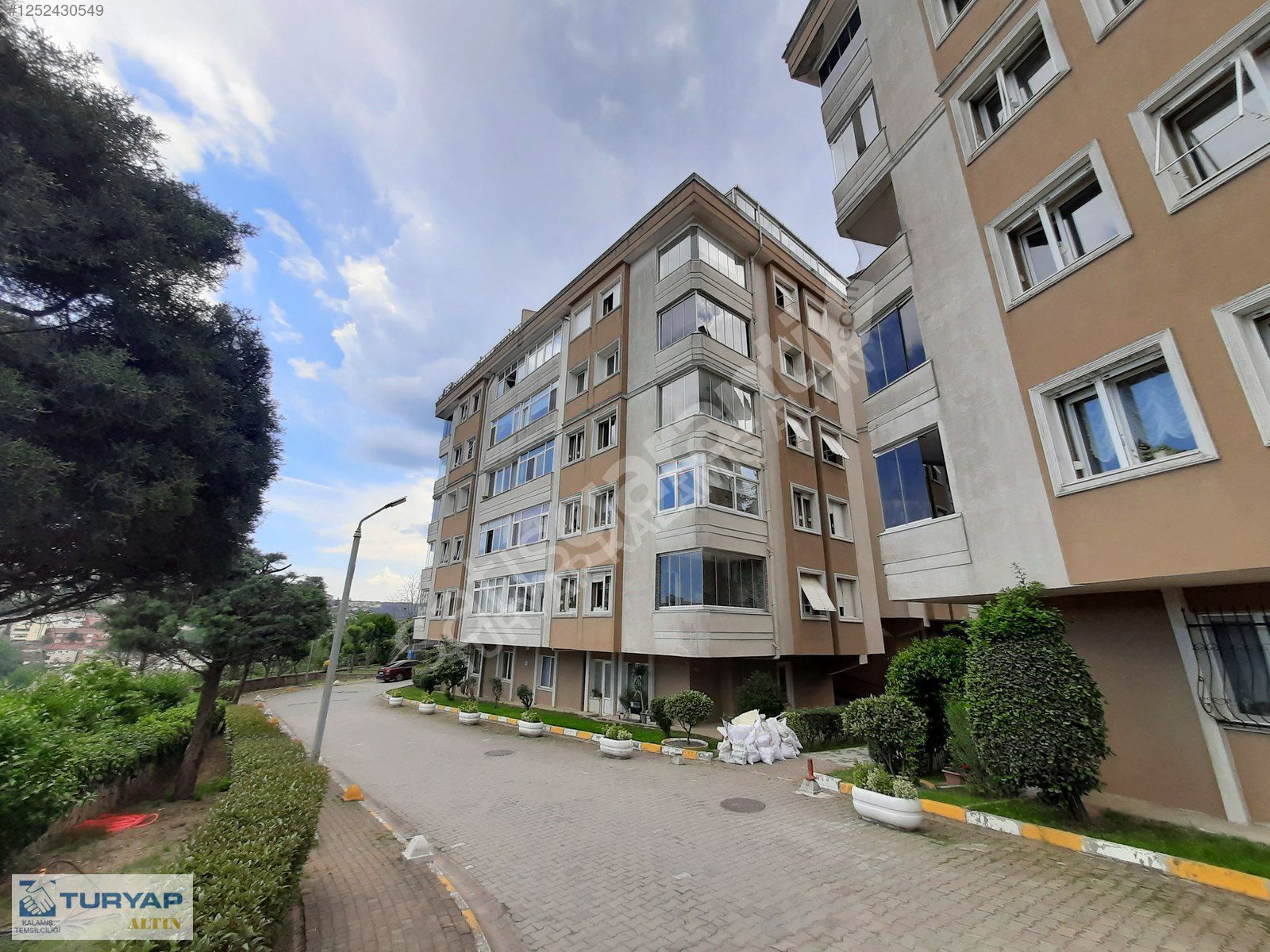 üsküdar küçüksu karmen sitesinde geniş satılık daire