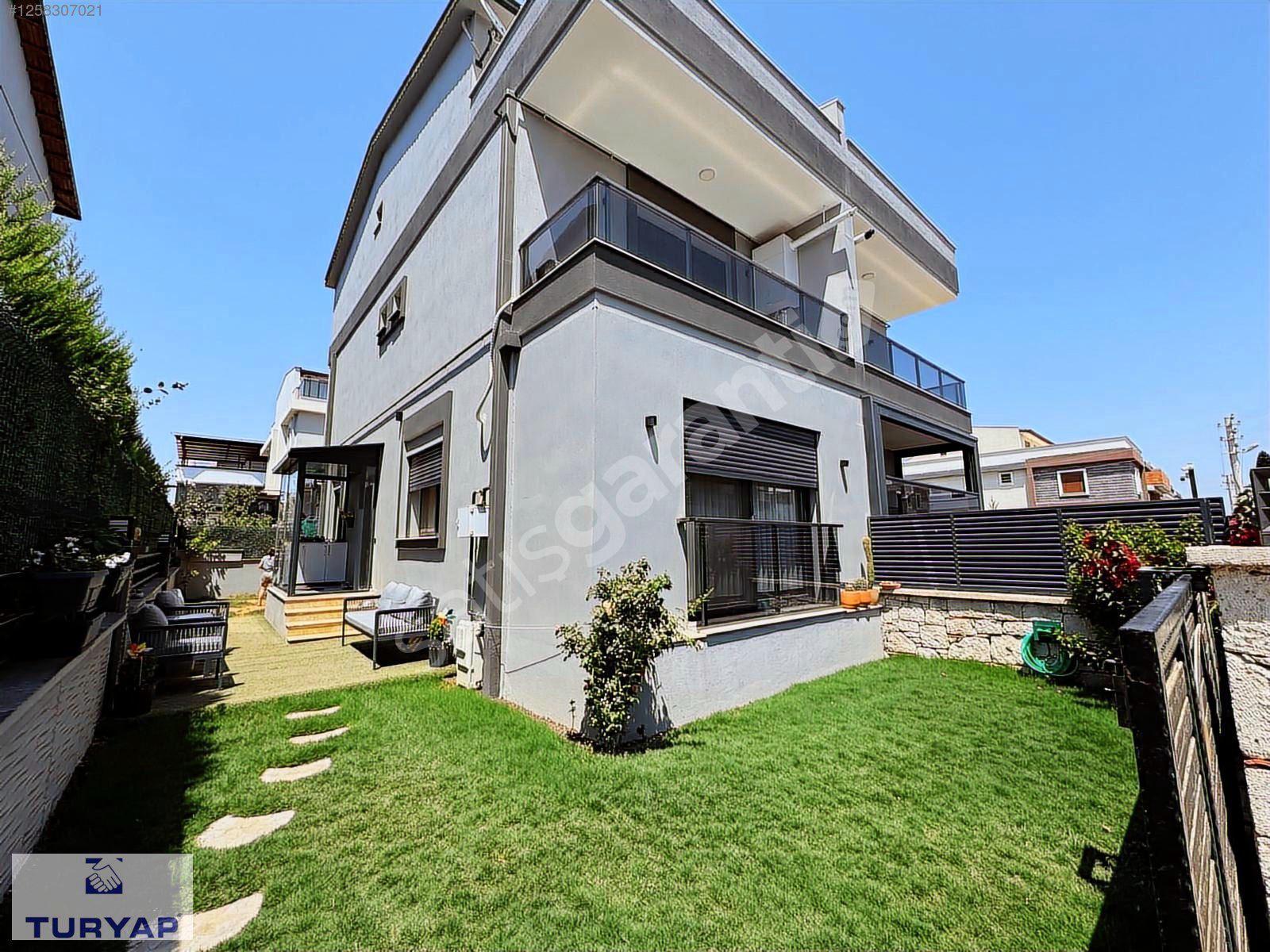 GAZİEMİR TURYAPTAN MENDERES'DE BAHÇELİ TRİPLEX 4+1 KİRALIK VİLLA