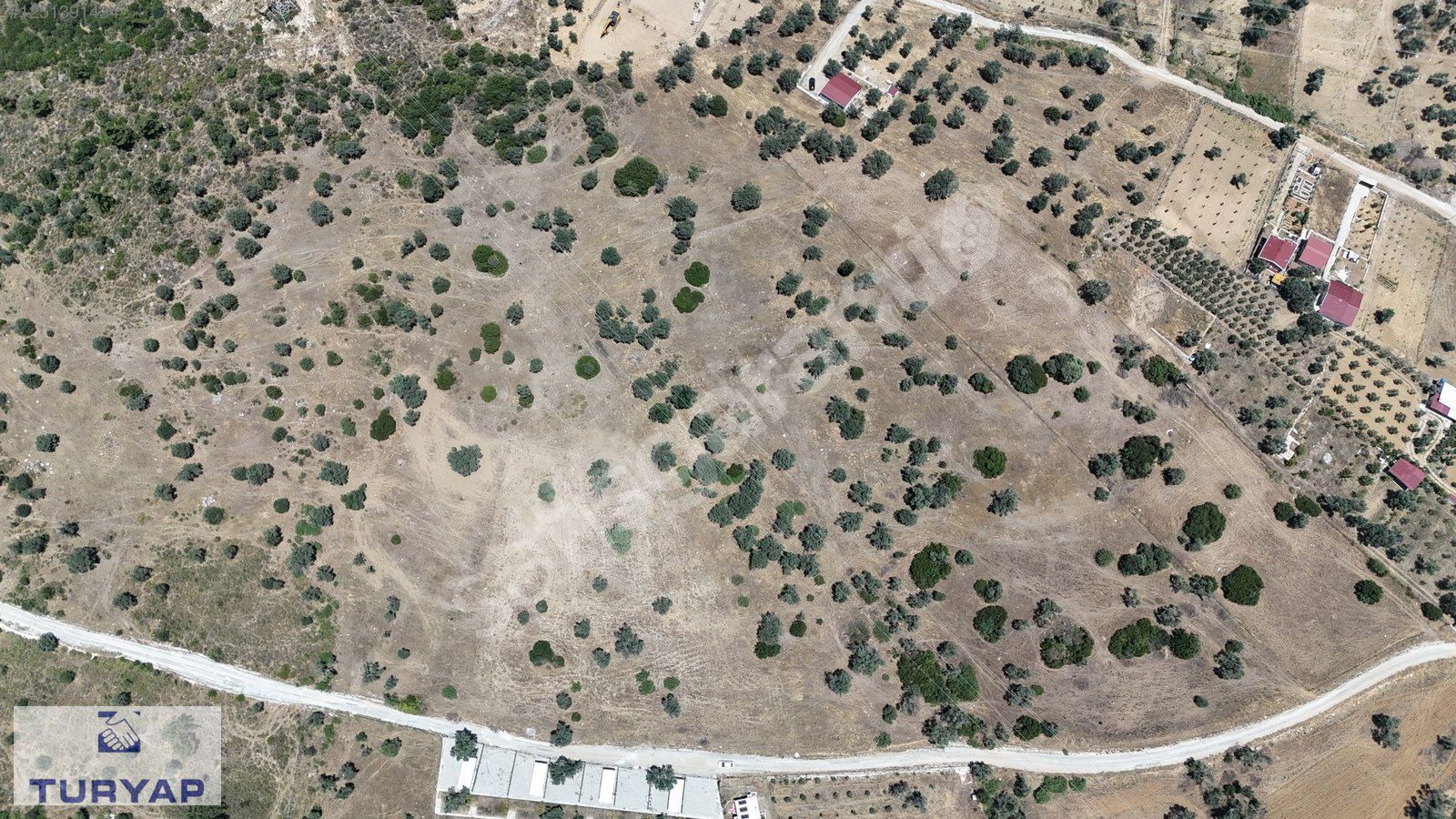 TURYAP GAZİEMİR'DEN AKÇAKÖYDE MERKEZE YAKIN 7970 M2 TARLA